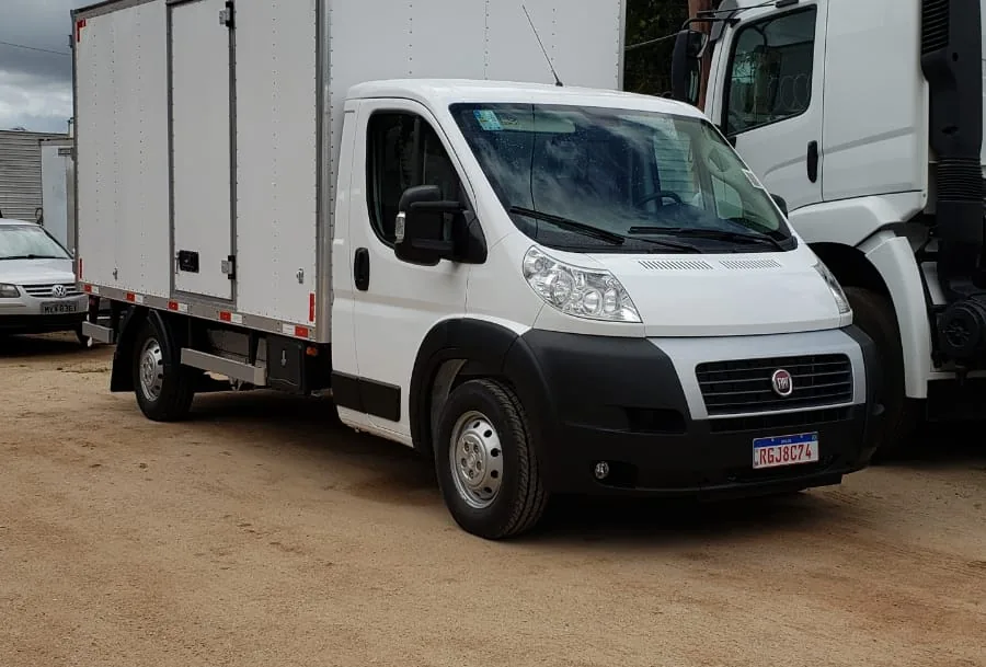 Caminhão baú da Rocha Transportes pronto para coleta