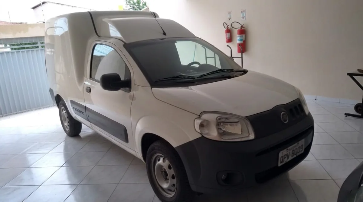 Veículo utilitário da frota dentro da área de carregamento